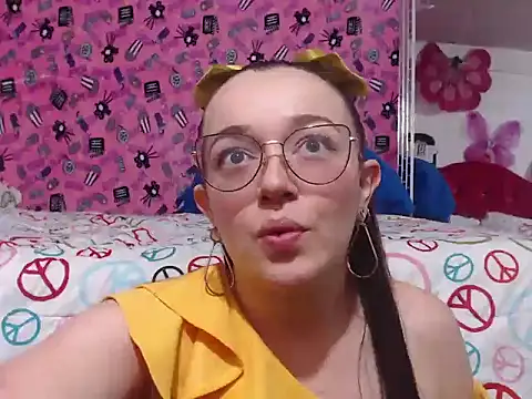Snapshot of Angela_18honey chatting on June 2026 01:32:02 AM Angela 18honey online show from June 2026 01:32:02 AM