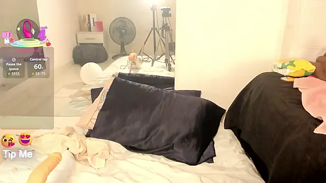 Snapshot of caryn_johnson chatting on October 2025 01:02:02 PM caryn johnson online show from October 2025 01:02:02 PM