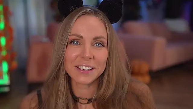 eva fashionista online show from October 2025 06:20:01 PM