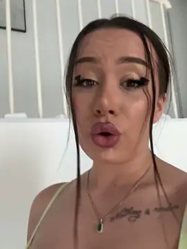 Snapshot of deliaroyal chatting on March 2025 02:33:02 PM deliaroyal online show from March 2025 02:33:02 PM