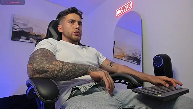 Snapshot of LucianSinclair chatting on December 2024 01:20:02 AM LucianSinclair online show from December 2024 01:20:02 AM