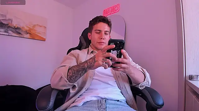 Snapshot of LucianSinclair chatting on January 2025 10:22:02 PM LucianSinclair online show from January 2025 10:22:02 PM