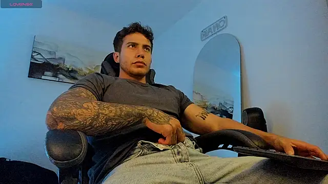 Snapshot of LucianSinclair chatting on January 2025 12:10:01 AM LucianSinclair online show from January 2025 12:10:01 AM