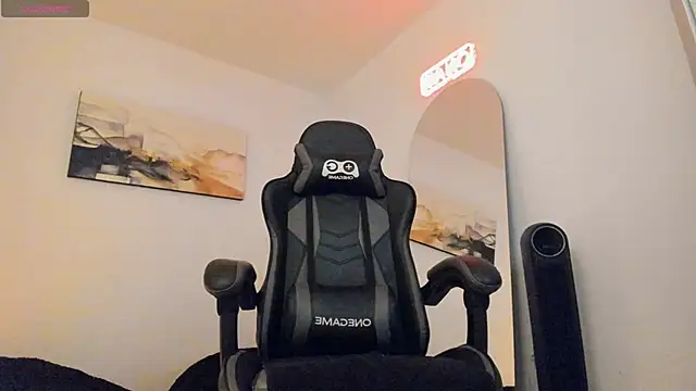 Snapshot of LucianSinclair chatting on January 2025 12:37:01 AM LucianSinclair online show from January 2025 12:37:01 AM