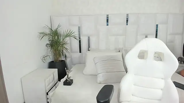 Snapshot of imkrystall chatting on November 2025 09:02:02 PM imkrystall online show from November 2025 09:02:02 PM