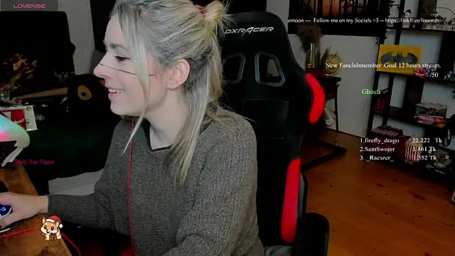 Lisaonthemoon online show from December 2025 06:58:01 PM