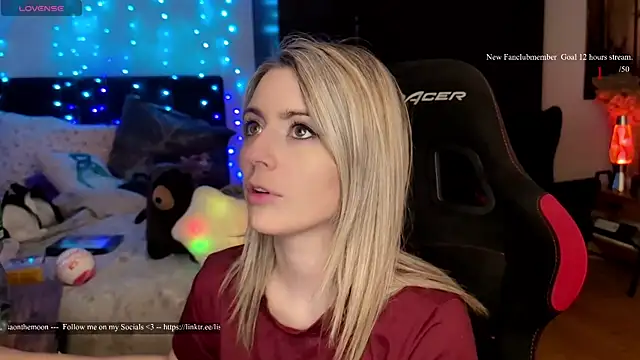 Lisaonthemoon online show from April 2026 05:14:01 PM