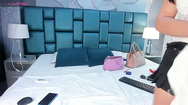 Snapshot of Nahomi_Wild chatting on December 2024 06:50:01 PM Nahomi Wild online show from December 2024 06:50:01 PM