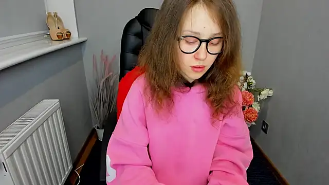 Snapshot of AfinaCutie chatting on January 2025 01:47:02 PM AfinaCutie online show from January 2025 01:47:02 PM