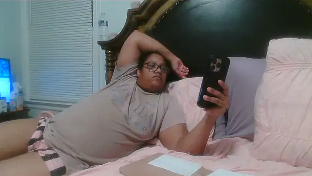 Snapshot of ebonyred chatting on May 2026 01:14:02 AM ebonyred online show from May 2026 01:14:02 AM