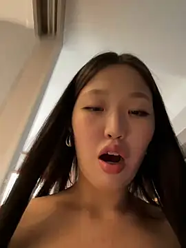 Snapshot of Aiko_Yumi chatting on December 2024 10:06:02 AM Aiko Yumi online show from December 2024 10:06:02 AM