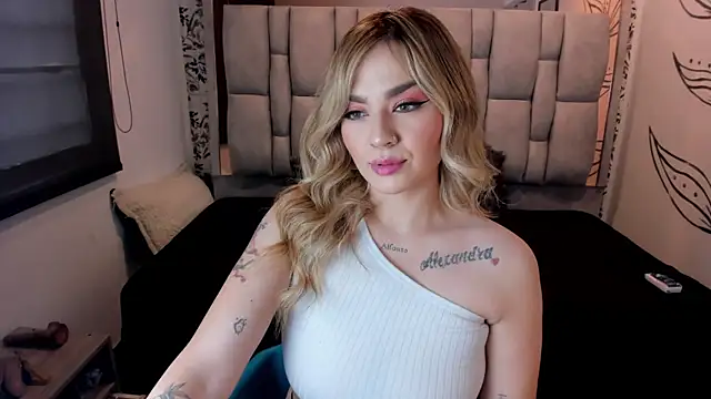 Snapshot of KataHot_ chatting on November 2025 08:19:02 PM KataHot online show from November 2025 08:19:02 PM