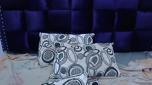 Snapshot of LindaKardi chatting on September 2025 12:28:01 PM LindaKardi online show from September 2025 12:28:01 PM