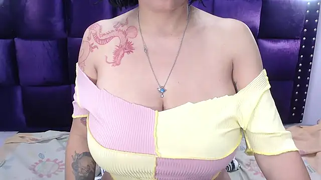 Snapshot of LindaKardi chatting on October 2025 04:52:02 PM LindaKardi online show from October 2025 04:52:02 PM