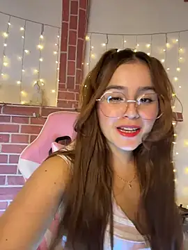 Snapshot of Juanelopez1 chatting on June 2026 03:33:01 AM Juanelopez1 online show from June 2026 03:33:01 AM