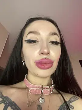 Snapshot of Molly__Moon chatting on June 2026 05:12:01 AM Molly Moon online show from June 2026 05:12:01 AM