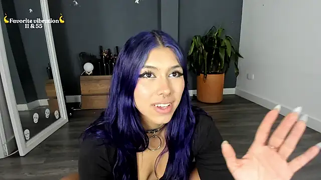 Snapshot of Raven_Witch_ chatting on May 2026 06:05:02 PM Raven Witch online show from May 2026 06:05:02 PM