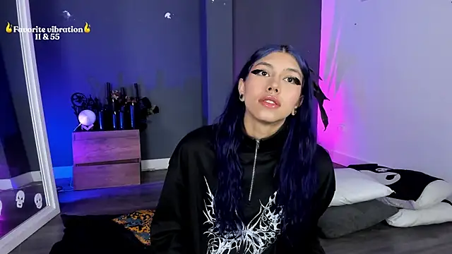 Snapshot of Raven_Witch_ chatting on May 2026 01:07:02 PM Raven Witch online show from May 2026 01:07:02 PM