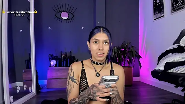 Snapshot of Raven_Witch_ chatting on May 2026 12:23:02 PM Raven Witch online show from May 2026 12:23:02 PM