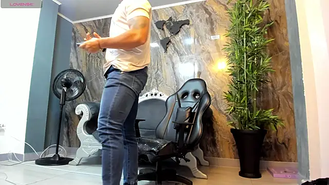 Snapshot of Liam_Kleiin chatting on February 2025 11:28:02 AM Liam Kleiin online show from February 2025 11:28:02 AM