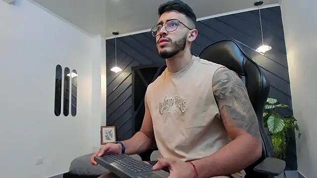 Snapshot of Liam_Kleiin chatting on November 2025 02:19:01 PM Liam Kleiin online show from November 2025 02:19:01 PM