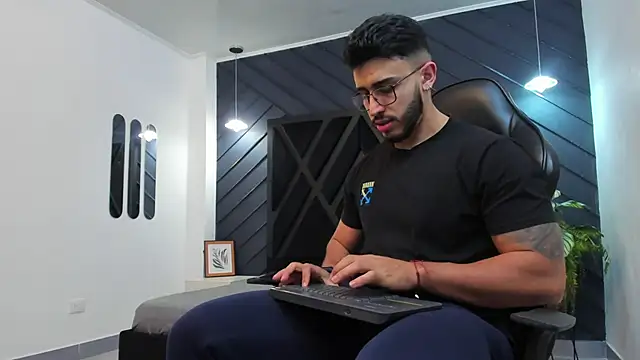 Snapshot of Liam_Kleiin chatting on November 2025 11:22:02 AM Liam Kleiin online show from November 2025 11:22:02 AM