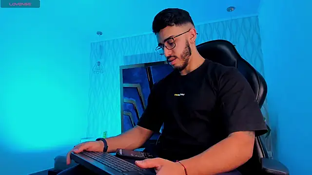 Snapshot of Liam_Kleiin chatting on November 2025 11:23:02 AM Liam Kleiin online show from November 2025 11:23:02 AM