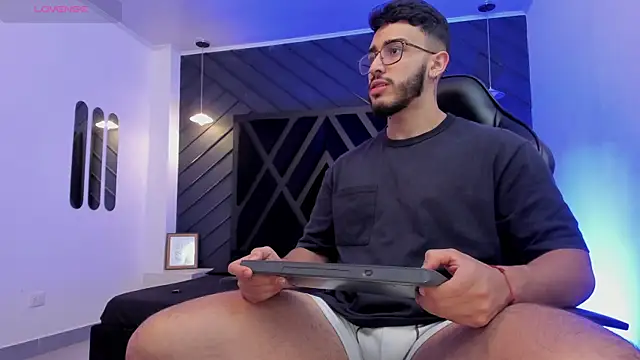 Snapshot of Liam_Kleiin chatting on November 2025 01:48:01 PM Liam Kleiin online show from November 2025 01:48:01 PM