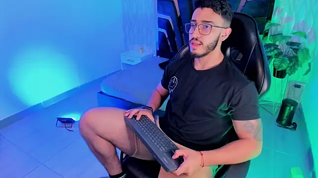 Snapshot of Liam_Kleiin chatting on December 2025 11:30:02 AM Liam Kleiin online show from December 2025 11:30:02 AM