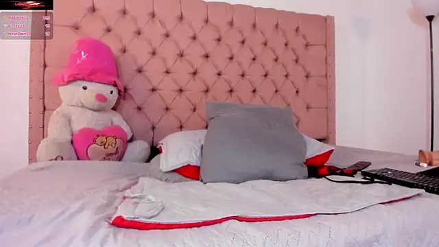 Snapshot of AinaPink chatting on December 2024 02:44:01 PM AinaPink online show from December 2024 02:44:01 PM