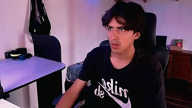 Snapshot of Thieves9 chatting on December 2024 05:00:02 PM Thieves9 online show from December 2024 05:00:02 PM