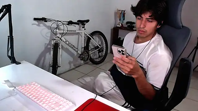 Snapshot of Thieves9 chatting on September 2025 05:12:02 PM Thieves9 online show from September 2025 05:12:02 PM