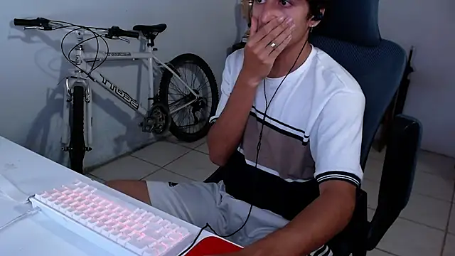 Snapshot of Thieves9 chatting on November 2025 06:03:02 AM Thieves9 online show from November 2025 06:03:02 AM