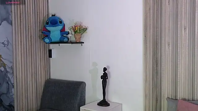 Snapshot of LissaWiild chatting on November 2025 01:33:01 PM LissaWiild online show from November 2025 01:33:01 PM