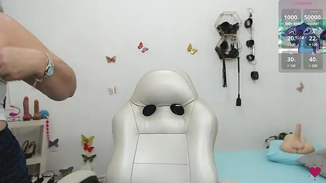 Snapshot of mom_hot__ chatting on February 2026 08:30:01 PM mom hot online show from February 2026 08:30:01 PM