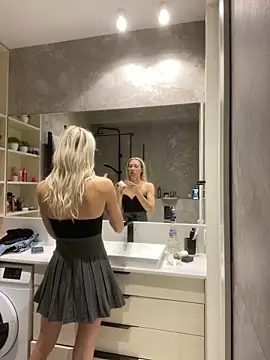 LuisaBecker online show from December 2024 09:13:01 AM