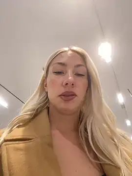 LuisaBecker online show from December 2024 01:58:01 PM