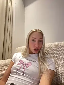 LuisaBecker online show from December 2024 02:44:01 PM