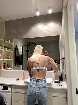 LuisaBecker online show from January 2025 12:13:02 PM