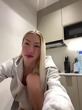 LuisaBecker online show from January 2025 03:19:01 PM