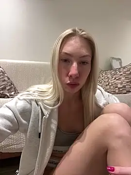 LuisaBecker online show from January 2025 06:34:02 PM