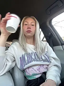 LuisaBecker online show from February 2025 09:31:02 AM