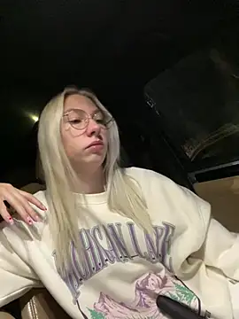 LuisaBecker online show from March 2025 07:04:02 PM