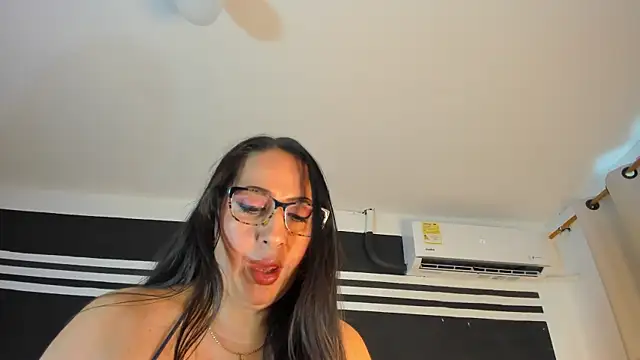 Snapshot of MayraVegas chatting on January 2025 01:20:01 PM MayraVegas online show from January 2025 01:20:01 PM