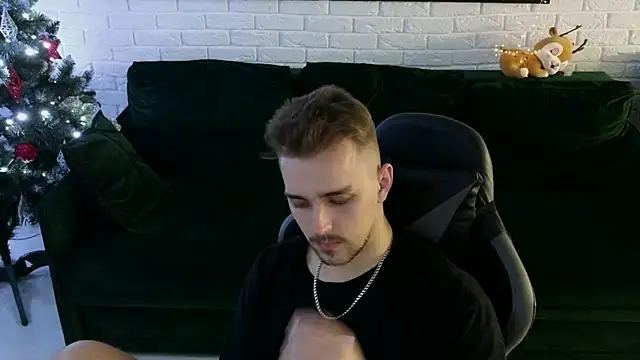 Snapshot of Larstar01 chatting on December 2024 05:40:02 AM Larstar01 online show from December 2024 05:40:02 AM