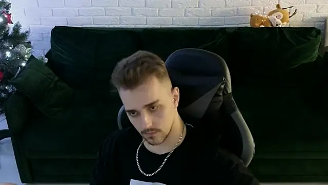 Snapshot of Larstar01 chatting on December 2024 01:36:02 AM Larstar01 online show from December 2024 01:36:02 AM