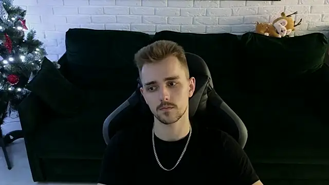 Snapshot of Larstar01 chatting on December 2024 01:43:01 AM Larstar01 online show from December 2024 01:43:01 AM