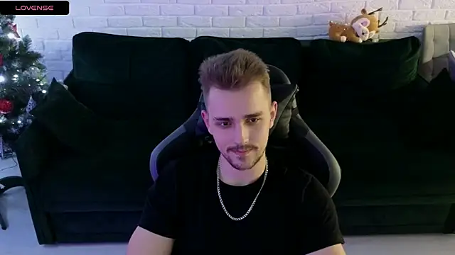 Snapshot of Larstar01 chatting on December 2024 02:43:02 AM Larstar01 online show from December 2024 02:43:02 AM