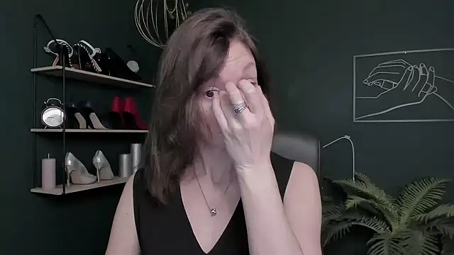 Snapshot of VivianWILD chatting on November 2025 06:56:02 AM VivianWILD online show from November 2025 06:56:02 AM