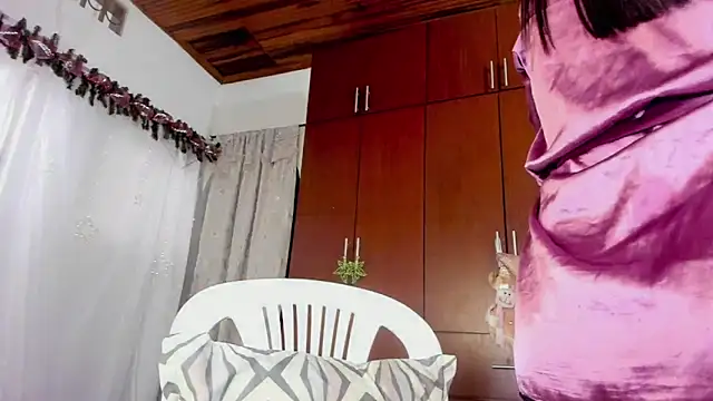 Snapshot of loreth_J chatting on December 2024 08:54:01 PM loreth J online show from December 2024 08:54:01 PM